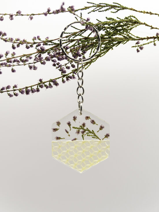 Šūnas formas atslēgu piekariņš ar bišu vaska šūniņu un viršu ziediņiem.