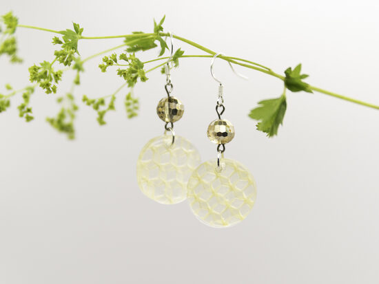 Mazi apaļas formas epoksīda auskari ar stikla pērlīti.