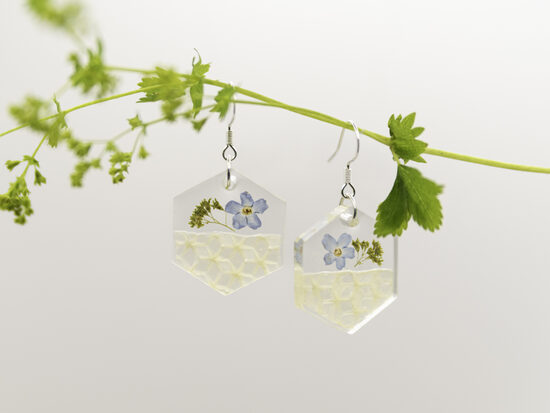 Šūnas formas epoksīda auskari ar neaizmirstulīti un raspodiņu