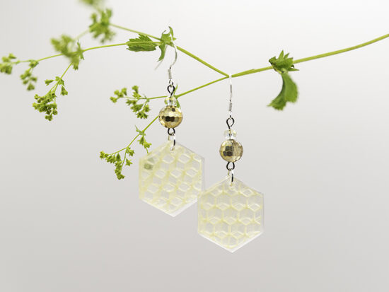 Šūnas formas epoksīda auskari ar stikla pērlīti.