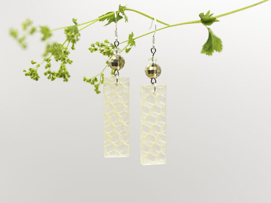 Taisnstūra formas epoksīda auskari ar stikla pērlīti.